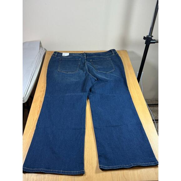 NWT Lane Bryant Signature Fit Bootcut Mid rise Size 26 Short dark wash - Picture 3 of 8